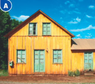 Imagem: Fotografia A. Casa com paredes de madeira.   Fim da imagem.