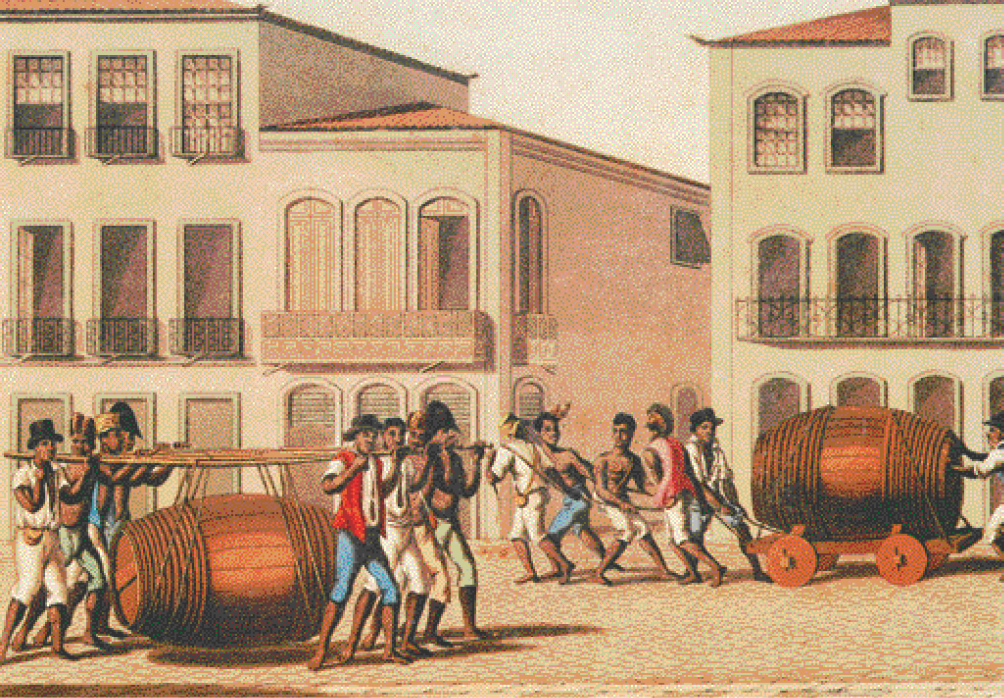 Imagem: Pintura. À esquerda, oito homens negros estão carregando hastes de madeira sobre os ombros e entre eles há um barril gigante pendurado nas hastes. À direita, seis homens negros estão empurrando um carrinho com um barril gigante em cima. Ao fundo, construções.  Fim da imagem.