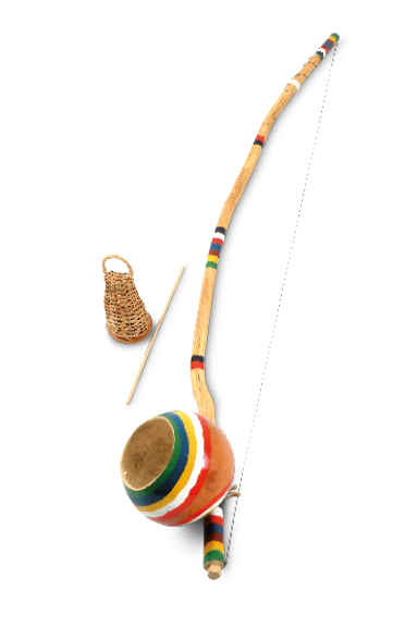 Imagem: Fotografia. Berimbau, instrumento fino e comprido com um objeto redondo na ponta.   Fim da imagem.