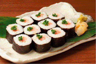 Imagem: Fotografia. Bandeja com sushis.  Fim da imagem.