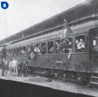 Imagem: Fotografia B em preto e branco. Várias pessoas dentro de um trem.  Fim da imagem.