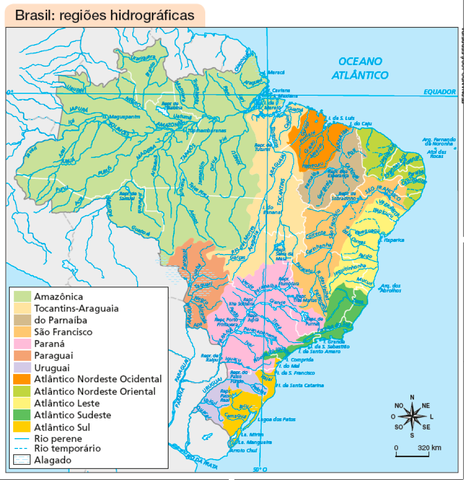 Imagem: Mapa. Brasil: regiões hidrográficas.  Região Amazônica: abrange Acre, Amazonas, Roraima, Pará, Amapá, Rondônia e Mato Grosso.  Região Tocantins-Araguaia: abrange Pará, Tocantins, DF e Goiás.  Região do Parnaíba: abrange Piauí.  Região São Francisco: abrange Bahia, Pernambuco e Minas Gerais.  Região Paraná: abrange Mato Grosso do Sul, Goiás, Minas Gerais, São Paulo e Paraná.  Região Paraguai: abrange Mato Grosso do Sul.  Região Uruguai: abrange Paraná, Santa Catarina e Rio Grande do Sul.  Região Atlântico Nordeste Ocidental: abrange Maranhão.  Região Atlântico Nordeste Oriental: abrange Ceará, Rio Grande do Norte, Paraíba, Alagoas e Sergipe.  Região Atlântico Leste: abrange Bahia, Minas Gerais e Espírito Santo. Região Atlântico Sudeste: abrange Minas Gerais, Espírito Santo e Rio de Janeiro.  Região Atlântico Sul: abrange São Paulo, Paraná, Santa Catarina e Rio Grande do Sul.  Rio perene: representado por uma linha azul em todo o mapa.  Rio temporário: região Nordeste.  Alagado: Mato Grosso do Sul. No canto inferior direito, a rosa dos ventos e a escala de 0 a 320 km.  Fim da imagem.