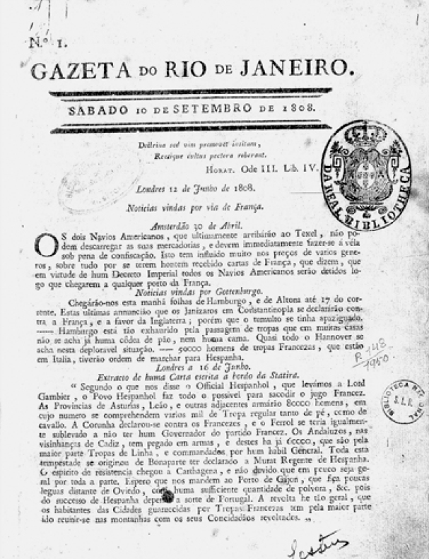 Imagem: Fotografia em preto e branco. Página com a informação: GAZETA DO RIO DE JANEIRO – SABADO 10 DE SETEMBRO DE 1808. Em seguida há textos e ao lado, carimbo de brasão. Fim da imagem.