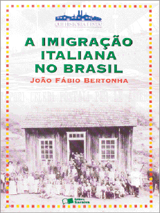 Imagem: Capa de livro. Na parte superior, o título e na parte inferior, foto em preto e branco de várias pessoas sentadas na frente de uma casa pequena de madeira. Fim da imagem.