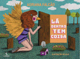 Imagem: Capa de livro. À direita, o título e à esquerda, ilustração de uma menina ruiva com asas e bico amarelos. Ela está ajoelhada e abrindo uma porta pequena.  Fim da imagem.