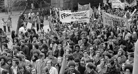 Imagem: 1969 - Convenção Internacional sobre a Eliminação de Todas as Formas de Discriminação Racial.  Fotografia em preto e branco. Uma multidão em uma rua e segurando cartazes.  LEGENDA: Manifestação contra a discriminação racial em Nova York, nos Estados Unidos, em 1970. FIM DA LEGENDA.   Fim da imagem.