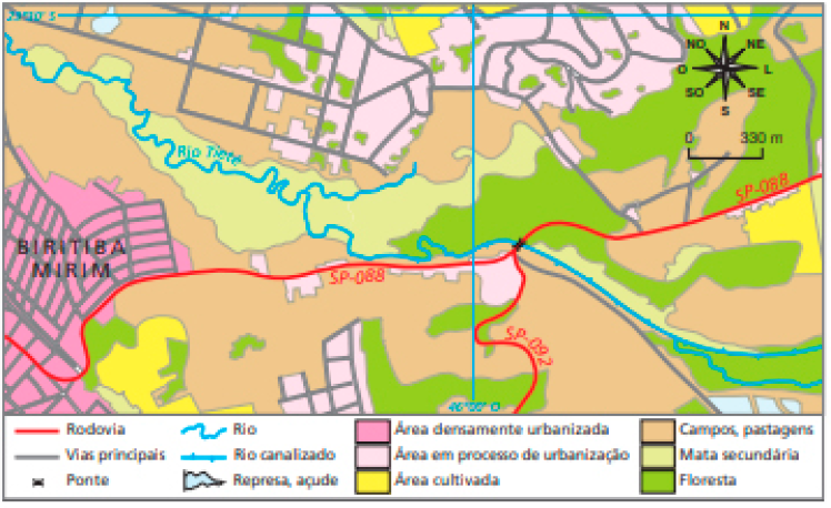 Imagem: Mapa. Vista de cima de um município. Na parte inferior, à esquerda, Área densamente urbanizada, pequena Área cultivada e algumas Florestas espalhadas. No centro, uma Rodovia, que se bifurca, um Rio e em seguida, um Rio canalizado com uma ponte. Na parte superior, Área em processo de urbanização, Vias principais. À direita, muitas Florestas. À esquerda e na parte inferior, Campos, pastagens e Mata secundária. No canto inferior direito, Represa, açude. No canto superior direito, a rosa dos ventos e a escala de 0 a 330 km.  Fim da imagem.