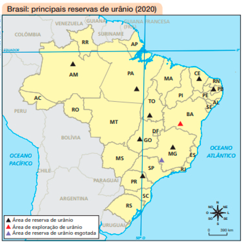 Imagem: Mapa. Brasil: principais reservas de urânio (2020).  Área de reserva de urânio: AM, PA, TO, GO, CE, PB, MG, PR.  Área de exploração de urânio: BA.  Área de reserva de urânio esgotada: MG. No canto inferior direito, a rosa dos ventos e a escala de 0 a 390 km.  Fim da imagem.