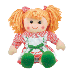 Imagem: Fotografia. Uma boneca de pano com cabelo ruivo preso, vestido vermelho e avental.  Fim da imagem.