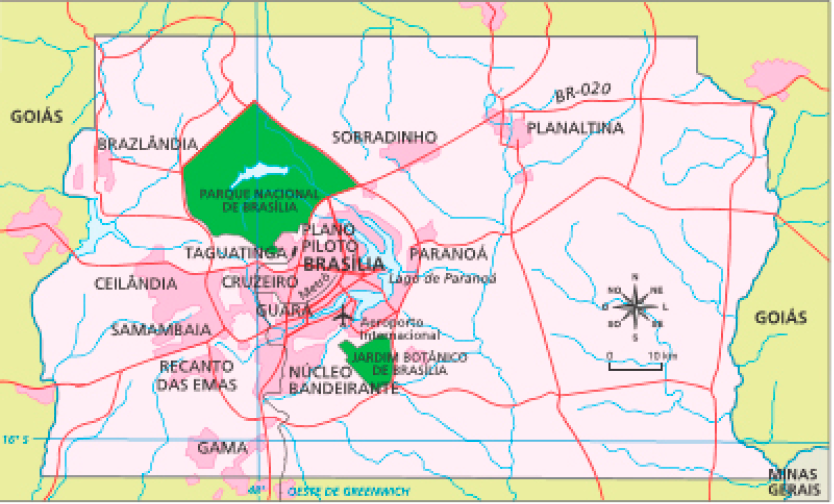 Imagem: Mapa. Distrito Federal. A área do Distrito Federal está em rosa claro, ao redor: Goiás e Minas Gerais no canto inferior direito. Há algumas áreas destacadas em rosa mais escuro, representan-do área urbanizada: Planaltina, Sobradinho, Paranoá, Plano piloto, Guará, Cruzeiro, Taguatinga, Núcleo Bandeirante, Ceilândia, Samambaia, Recanto das Emas, Gama e Brazlândia. Em verde estão destacados: Parque nacional de Brasília e Jardim Botânico de Brasília. Há um aeroporto internacional ao norte do Jardim Botânico. Linhas vermelhas indicam as rodovias, por toda a área com maior concentração nas áreas urbanizadas, linhas pretas as ferrovias e azuis os rios.  Fim da imagem.