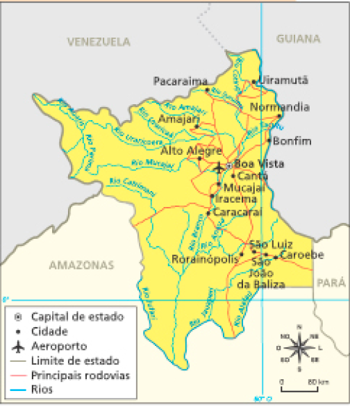 Imagem: Mapa. Roraima: principais vias de transporte. Mapa do estado de Roraima. Capital do estado: Boa Vista. Cidades: Uiramutã, Pacaraima, Amajari, Normandia, Bonfim, Alto Alegre, Cantá, Mucajaí, Iracema, Cacaraí, São luiz, Rorainópolis, Caroebe, São João da Baliza. Aeroporto: Boa Vista. Os rios estão destacados em azul e as rodovias em vermelho. As rodovias ligam as principais cidades.  Fim da imagem.