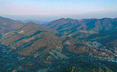 Imagem: Fotografia. Cadeia de montanhas.   Fim da imagem.