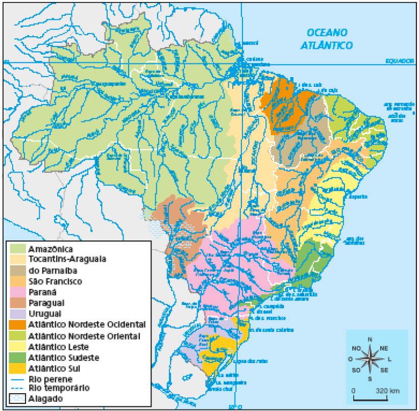 Imagem: Mapa. Brasil: regiões hidrográficas. Mapa do Brasil dividido por cores, cada uma representando uma região Hidrográfica. Amazônica: rios Acre, Purus, Javari, Jutaí, Juruá, Solimões, Iça, Uaupés, Negro, Branco, Mamoré, Guaporé, Madeira, Aripuanã, Jurema, Tapajós, Teles Pires, Arinos, Ja-manxim, Tupinambaranas, Uatumã, Urariquera, Mapuera, Trombetas, Paru, Jari, Araguari, Caruá, Iriri, Xingu. Tocantins-Araguaia: rios das Mortes, Garças, Araguaia, Tocantins, Capim, Guamá. Do Parnaíba: Gurgueia, Canindé, Poti, Paraíba. São Francisco: Rio São Francisco, Corrente, Carinha-nha, Paracatu, das Velhas, Paraopeba. Paraná: rios Verde, Parnaíba, Grande, Pardo, Tietê, Para-napanema, Ivaí, Paraná, Iguaçu. Paraguai: rios Paraguai, Cuiabá, Taquari, Negro, Miranda, Apa. Uruguai: rios Pelotas, Ibicuí, Quaraí. Atrântico Nordeste Ocidental: Gurupi, Pindaré, Grajaú, Mea-rim, Itapecuru. Atlântico Nordeste Oriental: rios Jaguaribe, Piranhas-Açu, Potengi, Paraíba, Capi-baribe. Atlântico Leste: rios Vaza-Burris, Itapicuru, Paraguaçu, das Contas, Pardo, Jequitinhonha, Mucuri. Atlântico Sudeste: rios Doce, Paraíba do Sul, Iguape. Atlântico Sul: rios Itajai, Jacuí, Ca-maquã. Fim da imagem.