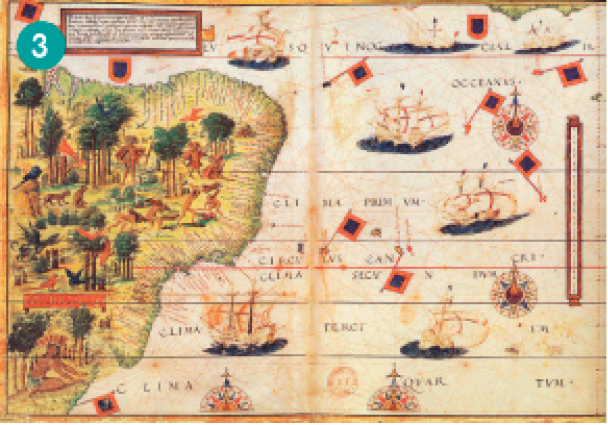 Imagem: Fotografia. Um mapa antigo, com o leste do Brasil desenhado. No oceano há caravelas.  Fim da imagem.