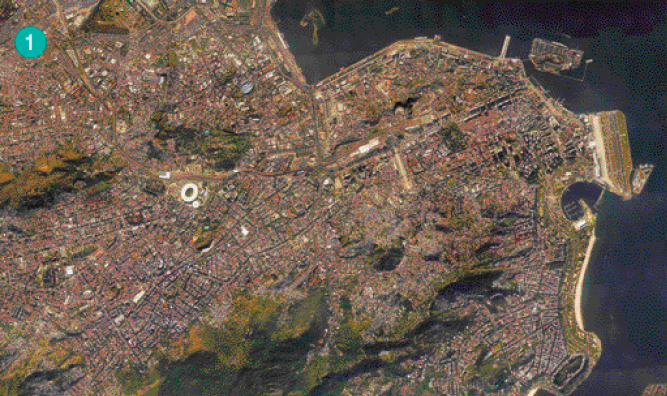 Imagem: Fotografia. Imagem via satélite de uma cidade com o mar do lado direito.  Fim da imagem.