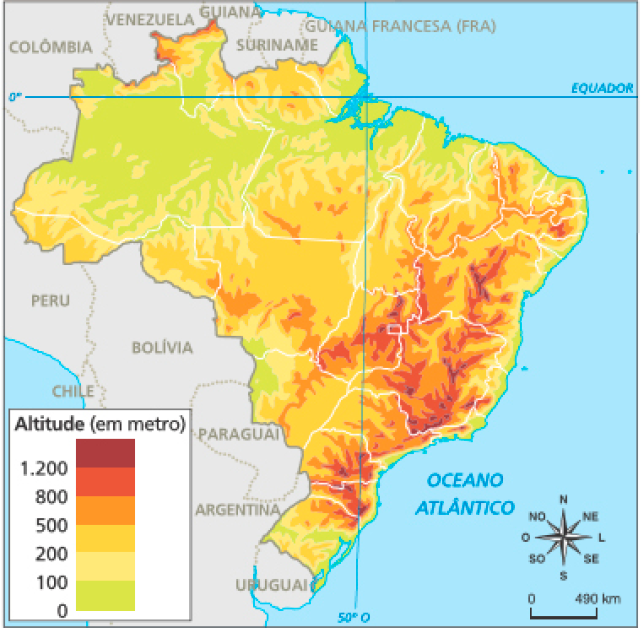 Imagem: Mapa. Brasil: físico – altitudes. Mapa do Brasil mostrando os relevos. O marrom mostra altitude de 1.200 metros, e vai ficando mais claro, passando pelas altitudes de 800, 500, 200, 100 e 0. As Áreas de maior altitude são no Sul e Sudeste, onde há trechos de 1.200 metros de altitude que vão diminuindo ao redor. As áreas de atitude zero se concentram na região Norte.   Fim da imagem.