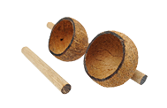 Imagem: Ilustração. Agogô, instrumento formado por duas cascas no formato de uma semiesfera e uma baqueta.  Fim da imagem.