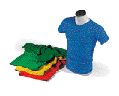 Imagem: Esquema. Matéria-prima: algodão. Seta para fotografia. Camisetas. Um manequim com uma camiseta azul. Do lado, uma pilha com mais três camisetas, uma vermelha, uma amarela e uma verde.  Fim da imagem.