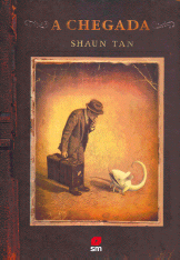 Imagem: Ilustração. Capa de livro. Na parte superior, o título: A chegada. Desenho de um homem de terno e chapéu segurando uma maleta e olhando para um animal branco com boca grande e um rabo. Fim da imagem.