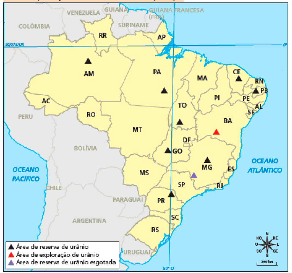 Imagem: Mapa. Brasil: principais reservas de urânio (2020). Mapa do Brasil dividido em estados. Há alguns triângulos representando áreas. Área de reserva de urânio: Amazonas, Pará, Tocantins, Goiás, Ceará, Paraíba, Minas Gerais e Paraná. Área de exploração de urânio: Bahia. Área de reserva de urânio esgotada: Minas Gerais.  Fim da imagem.