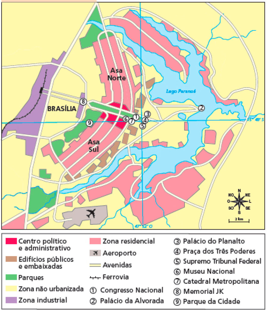 Imagem: Mapa. Brasília: plano piloto. Planta da cidade de Brasília. Do lado esquerdo, Lago Paranoá. Ao redor dele, zona residencial. Para a direita há duas zonas residenciais: Asa Norte, para cima, e Asa Sul, para baixo. Entre elas há um parque e o centro político administrativo. Entre o lado e as áreas residenciais, retângulos representando os edifícios públicos e embaixadas. No canto da esquerda, zona industrial e uma ferrovia. O restante da área é não urbanizado. No canto inferior, aeroporto. Há alguns prédios marcados. Próximo ao lago: Palácio da Alvorada. Próximo aos edifícios públicos: Congresso Nacional, Palácio do Planalto, Praça dos Três Poderes, Supremo Tribunal Federal, Museu Nacional, Catedral Metropolitana. Na Asa Sul: Parque da Cidade. Na entrada da zona industrial: Memorial JK. Fim da imagem.