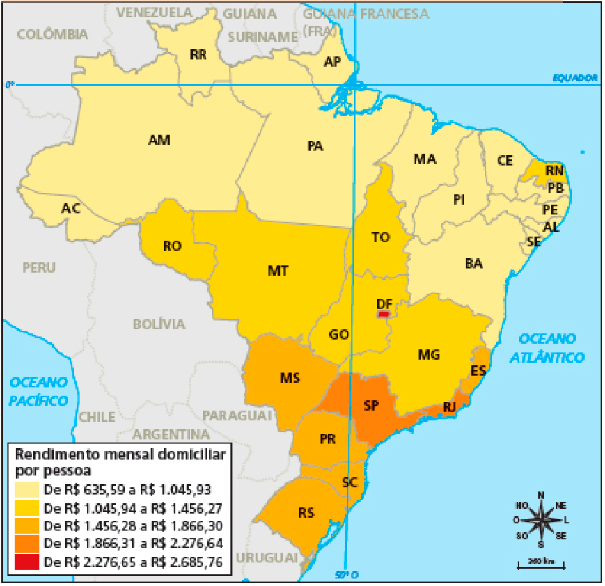 Imagem: Mapa. Brasil: rendimento mensal domiciliar por pessoa (2019). Mapa do Brasil dividido em estados, coloridos de acordo com o rendimento mensal domiciliar por pessoa. De R$ 635,59 a R$ 1.045,93: Acre, Amazonas, Roraima, Pará, Amapá, Maranhão, Piauí, Ceará, Paraíba, Pernambuco, Alagoas, Sergipe e Bahia. De R$ 1.045,94 a R$ 1.456,27: Rio Grande do Norte, Rondônia, Mato Grosso, Tocantins, Goiás, Minas Gerais. De R$ 1.456,28 a R$ 1.866,30: Mato Grosso do Sul, Espírito Santo, Paraná, Santa Catarina e Rio Grande do Sul. De R$ 1.866,31 a R$ 2.276,64: São Paulo e Rio de Janeiro. De R$ 2.276,65 a R$ 2.685,76: Distrito Federal.  Fim da imagem.