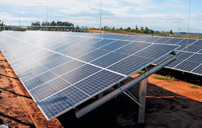 Imagem: Fotografia. Painéis de energia solar. Fim da imagem.