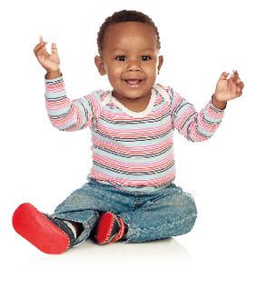 Imagem: Fotografia. Um bebê que usa blusa, calça, sapato e está sentado e sorridente. Fim da imagem.