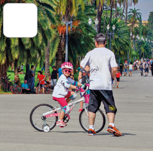 Imagem: Fotografia. Na pista de um parque, próximo de árvores, um homem de boné, camiseta, shorts e tênis está ao lado de uma garota sobre uma bicicleta com rodinhas. Ela usa óculos escuros, capacete, cotoveleiras e joelheiras. Ao fundo, outras pessoas circulam. Fim da imagem.