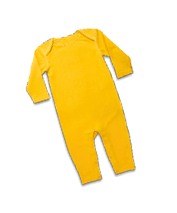 Imagem: Fotografia. Um macacão manga longa de bebê e de cor amarela.  Fim da imagem.
