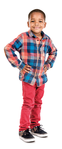 Imagem: Fotografia. Um menino que usa camisa xadrez, calça, tênis e está de pé com as mãos na cintura e sorridente.  Fim da imagem.