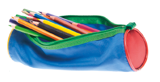 Imagem: Fotografia. Um estojo azul, verde e vermelho de zíper aberto e com lápis coloridos em seu interior. Fim da imagem.