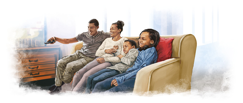 Imagem: Ilustração. Uma família, composta por um homem e uma mulher adultos e duas crianças, um menino e uma menina, está sentada no sofá da sala e assiste à televisão. Eles estão sorridentes, usam calça e blusas.  Fim da imagem.