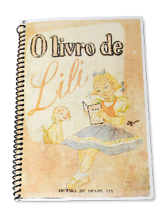 Imagem: Fotografia. Um livro espiralado chamado “O livro de Lili”, que apresenta uma menina na capa. Fim da imagem.