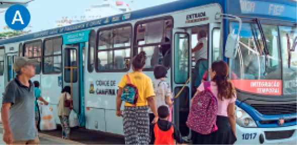 Imagem: A. Fotografia. Quatro pessoas, dentre elas uma criança, estão na fila para subir em um ônibus estacionado com as portas abertas. Duas senhoras entram pela porta traseira do veículo. Um senhor caminha pelo local. Fim da imagem.