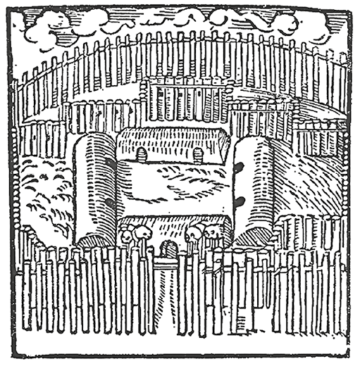 Imagem: Gravura em preto e branco. Uma aldeia que apresenta quatro longas cabanas dispostas no espaço formando um grande quadrado com uma área livre ao centro. Ao redor das moradias, há uma grande cerca e na entrada há crânios na extremidade das vigas.  Fim da imagem.