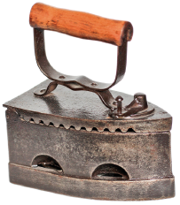 Imagem: Fotografia. Um ferro de passar que apresenta uma tampa com rebarbas e pegador de madeira.  Fim da imagem.