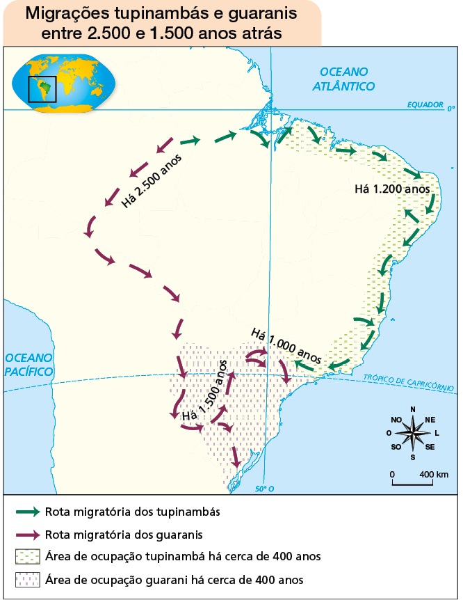 Imagem: Mapa. Migrações tupinambás e guaranis entre 2.500 e 1.500 anos atrás. No canto inferior esquerdo, planisfério terrestre com destaque para o Brasil na América do Sul. O mapa apresenta parte continental do Brasil, o oceânico Pacífico e Atlântico e as linhas imaginárias. Na costa oeste do norte ao sudeste está a área de ocupação tupinambá há cerca de 400 anos. E na região centro-sul e sul está a área de ocupação guarani há cerca de 400 anos.  A rota migratória dos tupinambás parte do centro-norte passando por toda costa, chegando ao litoral nordeste há 1200 anos e ao sudeste há 1000 anos. Já a rota migratória dos guaranis parte centro-norte para o centro-sul do continente há 2500 anos, chegando ao sul há 1500 anos. No canto inferior direito, a rosa dos ventos e a escala: 40 km. Fim da imagem.