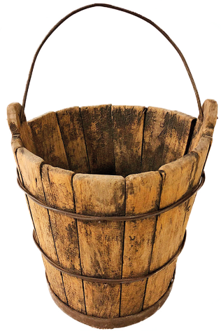 Imagem: Fotografia. Um balde de madeira. Apresenta pequenas ripas postas verticalmente lado a lado e amarradas em todo diâmetro por arame. Na parte superior, apresenta pegador curvo em arame. Fim da imagem.