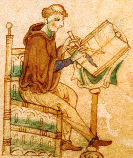 Imagem: Gravura. Um homem calvo sentado em uma poltrona que usa bata com toca, calça e que está descalço. Ele escreve em uma folha sobre um suporte.  Fim da imagem.