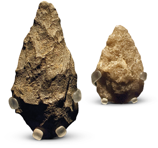 Imagem: Fotografia. Duas pedras com formato pontiagudo e superfície de aspecto áspero. Fim da imagem.