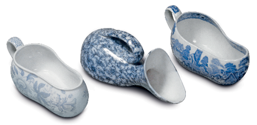 Imagem: Fotografia. Três objetos semelhantes de louça que apresentam interior oco, formato comprido e superfície com desenhos em cor azul e branca.  Fim da imagem.