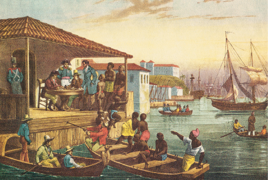 Imagem: Pintura. Vista do mar próximo da encosta com algumas embarcações grandes e muitos botes com tripulação. À margem, estão construções. Em primeiro plano, há dois botes, sendo que em um deles há cerca de sete pessoas negras e uma delas sobe em uma plataforma de madeira. Nessa estrutura, há pessoas negras seminuas encostadas e homens brancos fardados diante de uma mesa onde estão dois homens brancos sentados. Fim da imagem.