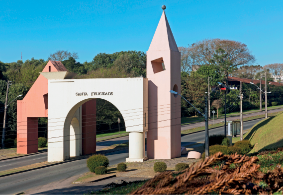 Imagem: Fotografia. Destaque de uma pista que apresenta uma construção de um arco e torres. Fim da imagem.