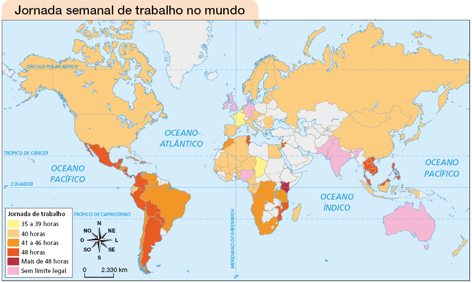 Imagem: Mapa. Jornada semanal de trabalho no mundo. Apresenta as linhas imaginárias, os oceanos Pacífico, Atlântico e Índico, os continentes e a jornada de trabalho em horas nos diferentes territórios. Na França e Chade: 35 a 39 horas. Na América Central, em países como México, Belize, Nicarágua e Guatemala; na América do Sul, países como Colômbia, Peru, Bolívia, Paraguai e Argentina; na África, países como Tunísia e Moçambique; Na Ásia, Israel, Tailândia, Camboja, Malásia, Laos, Vietnã e Filipinas: 48 horas. Em países da América do Sul, como Venezuela, Brasil, Chile; na África, Marrocos, República Democrática do Congo, Angola, Namíbia, África do Sul e Tanzânia: 41 a 46 horas. E América do Norte; Equador, na América do Sul; Na África, Argélia, Mali, Mauritânia, Níger, Burkina Fasso, Benin, Costa do Marfim, Camarões, Egito, Gabão e Madagascar; na Europa, Portugal, Espanha, Itália, países do leste e norte europeu, incluindo toda Rússia, na Ásia, também Mongólia, China, Coreia do Norte, Coreia do Sul, Japão, Indonésia e Singapura: 40 horas.  No Quênia, no continente africano: Mais de 48 horas. Em países no norte europeu, como Irlanda, Reino Unido e Alemanha; na África, a Nigéria; na Ásia, Índia, Paquistão e Bangladesh; e em toda Oceania: Sem limite legal.  No canto inferior, a rosa dos ventos e a escala: 2.330 km. Fim da imagem.