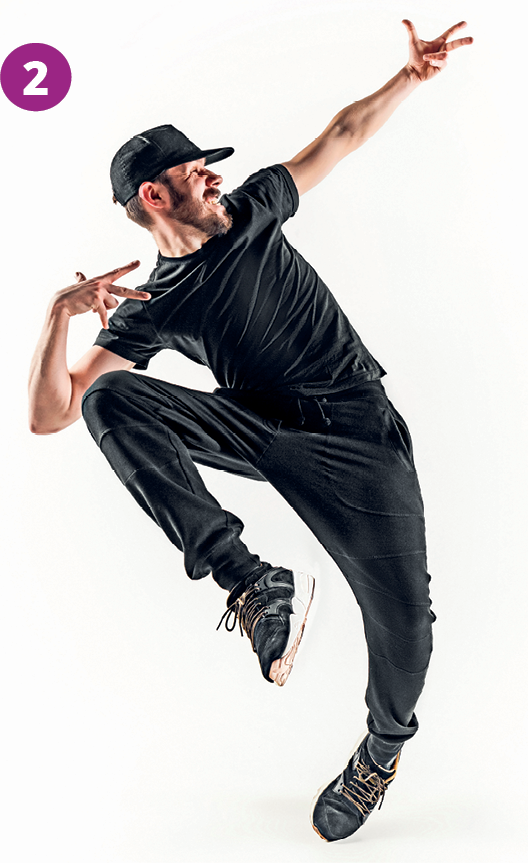 Fotografia 2. Homem usando boné, camiseta, calça e tênis pretos está saltando com a perna direita dobrada, o braço direito flexionado e o esquerdo esticado.