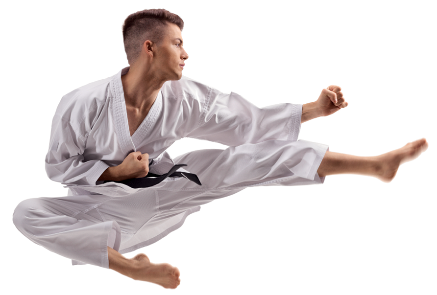 Fotografia. Homem de quimono branco com faixa preta na cintura está saltando com a perna esquerda esticada para frente, a perna direita flexionada e os dois braços dobrados ao lado do corpo, com os punhos fechados.