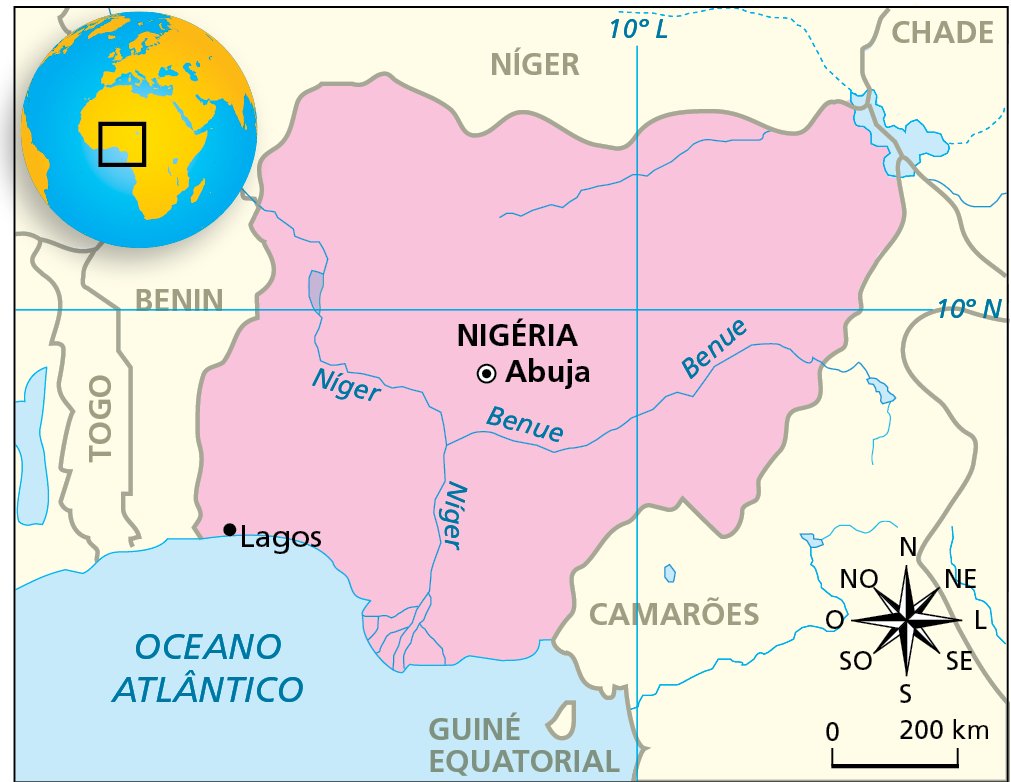 Mapa. Mapa de uma parte da África com destaque para a NIGÉRIA com a capital Abuja ao centro. Na região sul, a cidade de Lagos, à beira do Oceano Atlântico. Há a indicação dos rios Benue e Níger, assim como o nome dos países próximos da Nigéria: Níger, Chade, Camarões, Benin, Togo e Guine Equatorial.
Na parte superior, à esquerda, há um globo terrestre indicando o recorte da África destacado.
Na parte inferior, à direita, a rosa dos ventos; abaixo, a escala de 0 a 200 km.