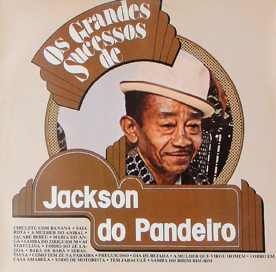 Fotografia. Capa de disco. Na parte superior, o título: OS GRANDES SUCESSOS DE JACKSON DO PANDEIRO. No centro, o cantor, de chapéu branco redondo e bigode.