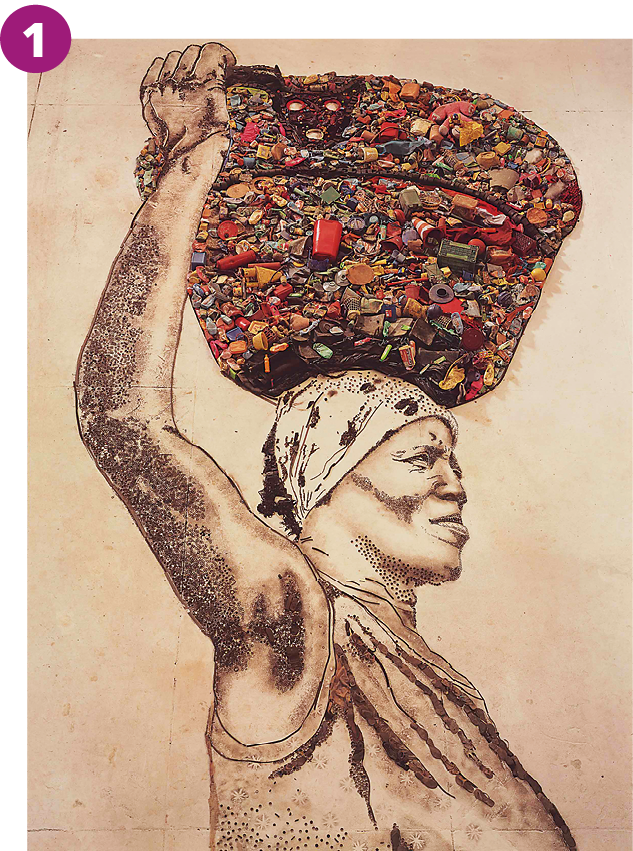 Fotografia. Montagem feita com lixo e sucata. Uma mulher de lenço na cabeça e blusa sem manga é representada do peito para cima. Com a mão direita, ela equilibra na cabeça um grande cesto redondo.